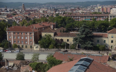 Caserna de la Guàrdia Civil des de l'altra banda de La Gran Via | Roger Benet